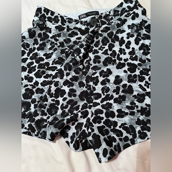 ZARA, Super Cute shorts looks like a skirt! Medium. - Picture 8 of 9